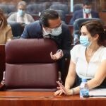 El consejero de Hacienda y Función Pública, Javier Fernández-Lasquetty, habla con la presidenta de la Comunidad de Madrid, Isabel Díaz Ayuso, en la Asamblea de Madrid.