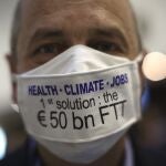 El eurodiputado socialista francés Pierre Larrouturou lleva una mascarilla con un mensaje a favor de gastar más en sanidad, clima y empleo