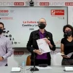 La Fundación Jesús Pereda de CCOO de Castilla y León presenta el segundo estudio sobre 'La Cultura en Castilla y León'. Asisten el presidente de la Fundación Jesús Pereda y secretario de Cultura y Movimientos Sociales de CCOO en Castilla y León, Ignacio Fernández (C); el miembro del gabinete técnico de CCOO en Castilla y León, Ángel Garrico (I); y la integrante de la Fundación, María Luisa López (D)