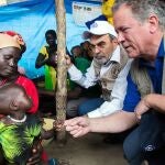 El director ejecutivo del Programa Mundial de Alimentos, David Beasley, junto a una familia en un campo de refugiados de Sudán del Sur