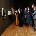 MADRID, 17/09/2020.- Los reyes Felipe VI y Letizia, en la inauguración de la exposición conmemorativa del centenario del nacimiento de Miguel Delibes que arranca este jueves en la Biblioteca Nacional de España para celebrar la figura de este "súperventas de buena literatura". EFE/ Francisco Gómez/Casa de S.M El Rey/No ventas/No archivo/Slo uso editorial
