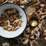 En la imagen, un enorme bol de granola.