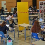 Alumnos atiende desde su ordenador clases virtuales impartidas en el Colegio Ábaco, en Madrid