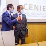 El ministro de Ciencia e Innovación, Pedro Duque (d) y el viceconsejero de cultura de la Junta de Castilla y León, Raúl Fernández Sobrino (i) tras la visita al Centro Nacional de Investigación sobre la Evolución Humana
