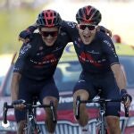 Michal Kwiatkowski y Richard Carapaz sonríen y se abrazan al entrar en meta