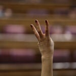 Una seña que los diputados hacen en el Congreso para orientar el sentido del voto, en este caso, la abstención