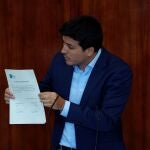 El diputado de Más Madrid Pablo Gómez Perpinyá (c), interviene durante la segunda sesión del debate sobre el estado de la región celebrada este martes en la Asamblea de Madrid.