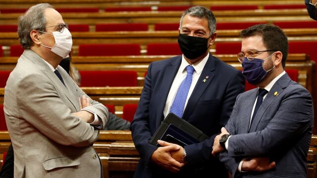GRAFCAT1543. BARCELONA (ESPAÑA), 18/09/2020.- El presidente de la Generalitat Quim Torra (i) habla con el vicepresidente del Govern Pere Aragonés (d) en presencia del conseller de Interior Miquel Samper (c) en el Parlament, que celebra este viernes la última jornada del debate de política general, con la votación de las propuestas de resolución presentadas por los grupos parlamentarios, un día después de la vista en el Tribunal Supremo sobre su posible inhabilitación .EFE/ Quique García