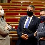 GRAFCAT1543. BARCELONA (ESPAÑA), 18/09/2020.- El presidente de la Generalitat Quim Torra (i) habla con el vicepresidente del Govern Pere Aragonés (d) en presencia del conseller de Interior Miquel Samper (c) en el Parlament, que celebra este viernes la última jornada del debate de política general, con la votación de las propuestas de resolución presentadas por los grupos parlamentarios, un día después de la vista en el Tribunal Supremo sobre su posible inhabilitación .EFE/ Quique García