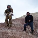 Pablo de León (a la derecha) probando uno de sus últimos trajes espaciales