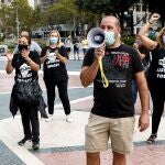 Unos trabajadores de Acciona, empresa auxiliar de la automovilística Nissan, en una concentración de cinco días en la plaza Cataluña de Barcelona. EFE/Quique Garcia