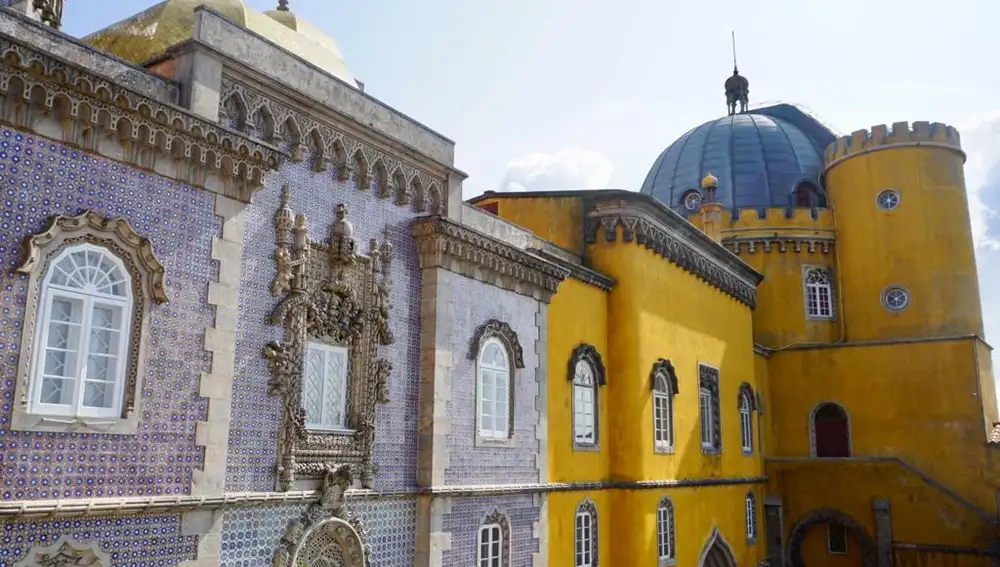 Uno de los edificios de azulejos del palacio.