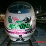 Un tren AVE con pintadas que tapan incluso los faros de la máquina