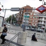 Una vecina de Carabanchel accede a un acceso al Metro