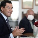 GRAFAND2409. PEDRO ABAD (CÓRDOBA), 21/09/2020.- El presidente de la Junta de Andalucía, Juanma Moreno, ha asegurado que "no descarta" la restricción de la movilidad en algunas zonas de la región si siguen aumentado los contagios de COVID-19 aunque se trataría de la "última" medida para tratar de frenar la pandemia, durante la visita realizada hoy a la localidad cordobesa de Pedro Abad. EFE /Rafa Alcaide