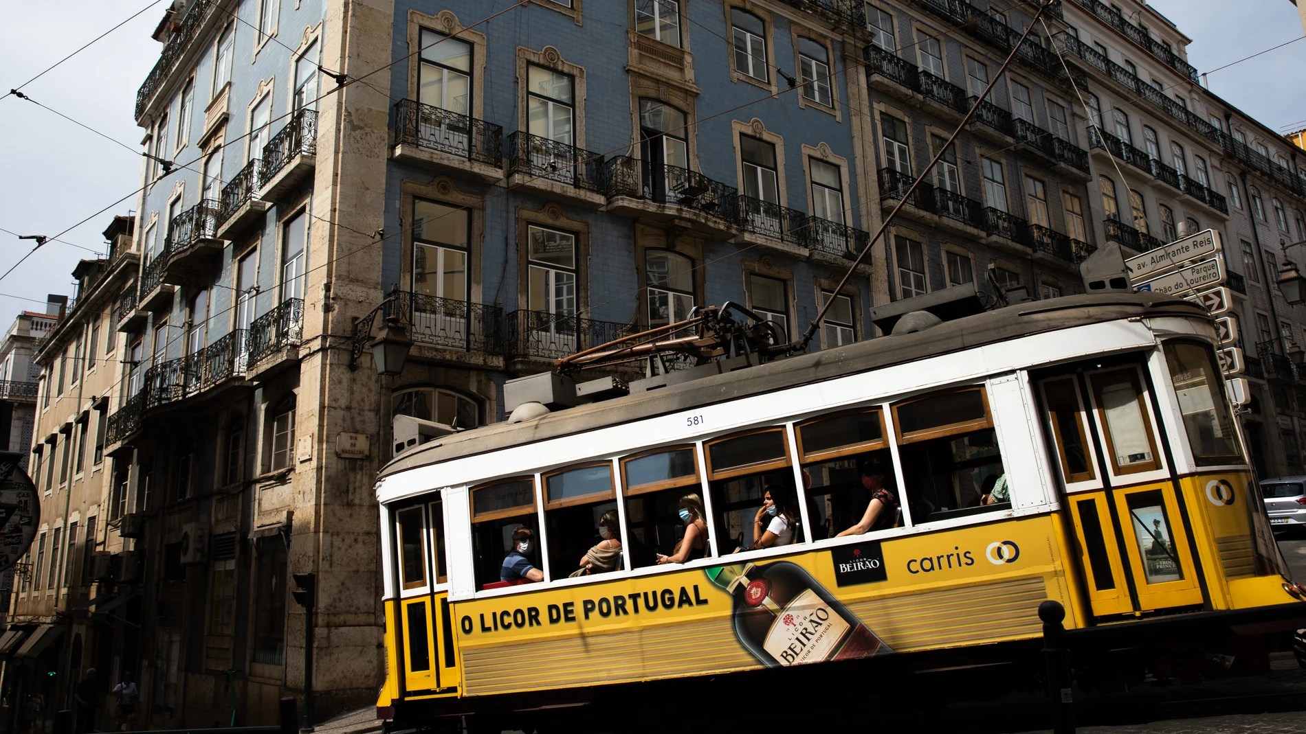 Turistas con mascarilla en un tranvía en Lisboa, Portugal