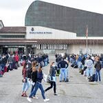 Varios alumnos llegan a la Escuela Nacional de Policía de Ávila, este lunes. La academia acoge a los primeros alumnos de la XXXVI promoción de alumnos de la Escala Básica, que este curso suma un total de 2.366, y que se distribuirán entre este lunes y el próximo 5 de octubre, debido a la Covid-19. EFE/Raúl Sanchidrián