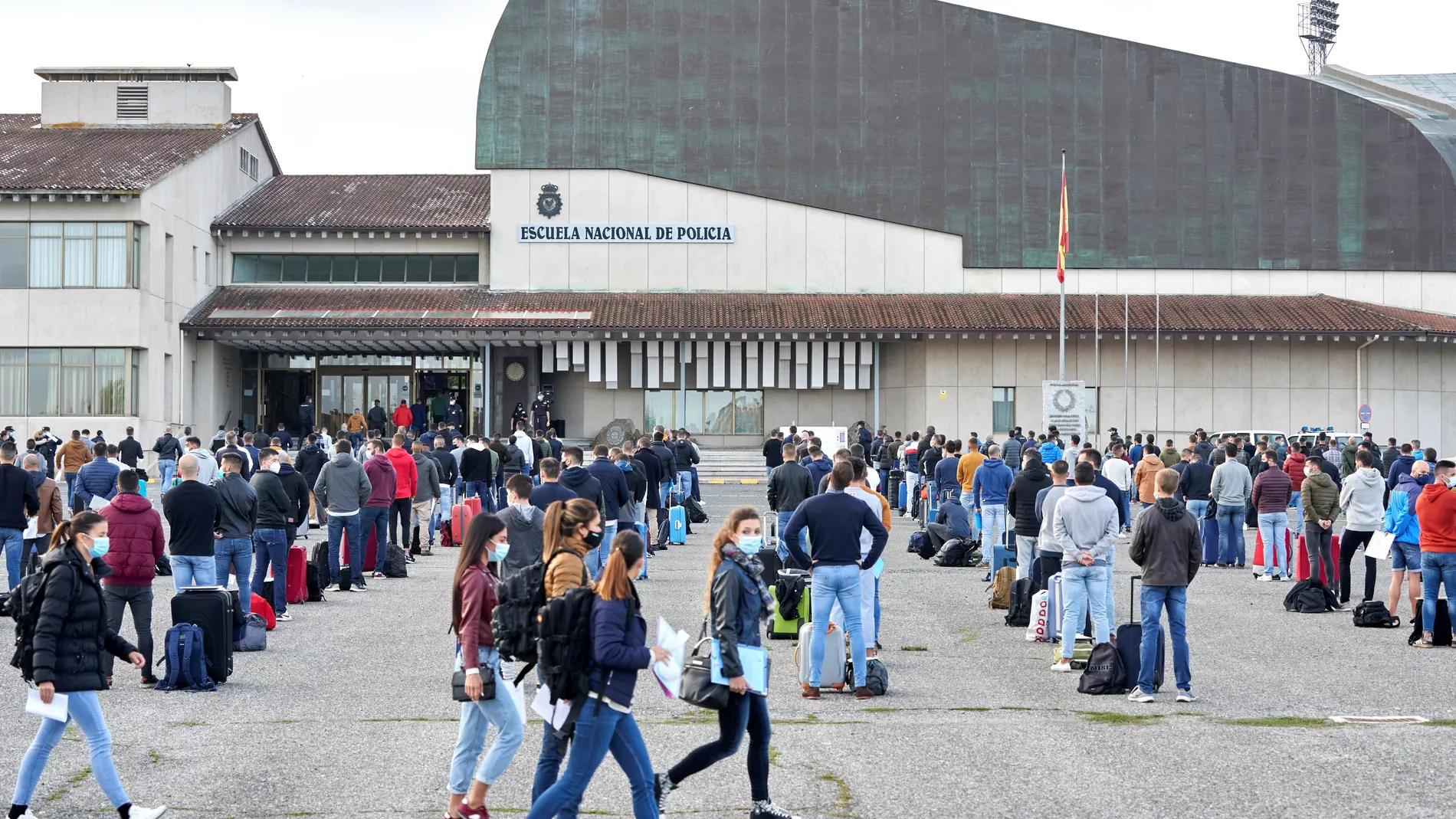 Varios alumnos llegan a la Escuela Nacional de Policía de Ávila, este lunes. La academia acoge a los primeros alumnos de la XXXVI promoción de alumnos de la Escala Básica, que este curso suma un total de 2.366, y que se distribuirán entre este lunes y el próximo 5 de octubre, debido a la Covid-19. EFE/Raúl Sanchidrián