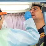 Personal sanitario realiza una prueba PCR .EFE/ Raúl Caro.