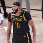 Anthony Davis celebra el triunfo de los Lakers contra los Nuggets.