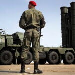 Un soldado junto al sistema de misiles ruso S-400