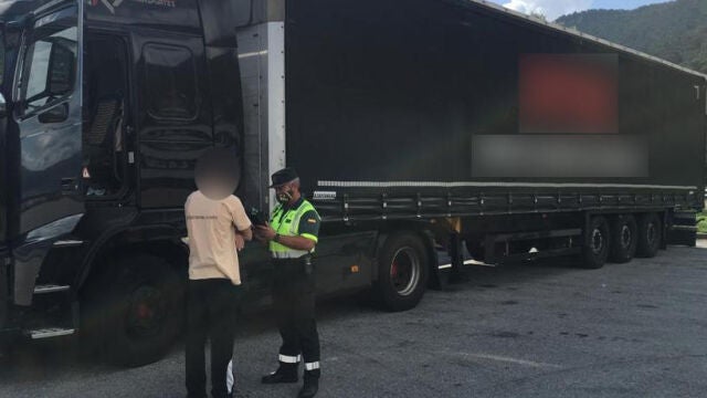 Un agente de la Guardia Civil practicándole la prueba de alcoholemia. Foto: Guardia CIvil