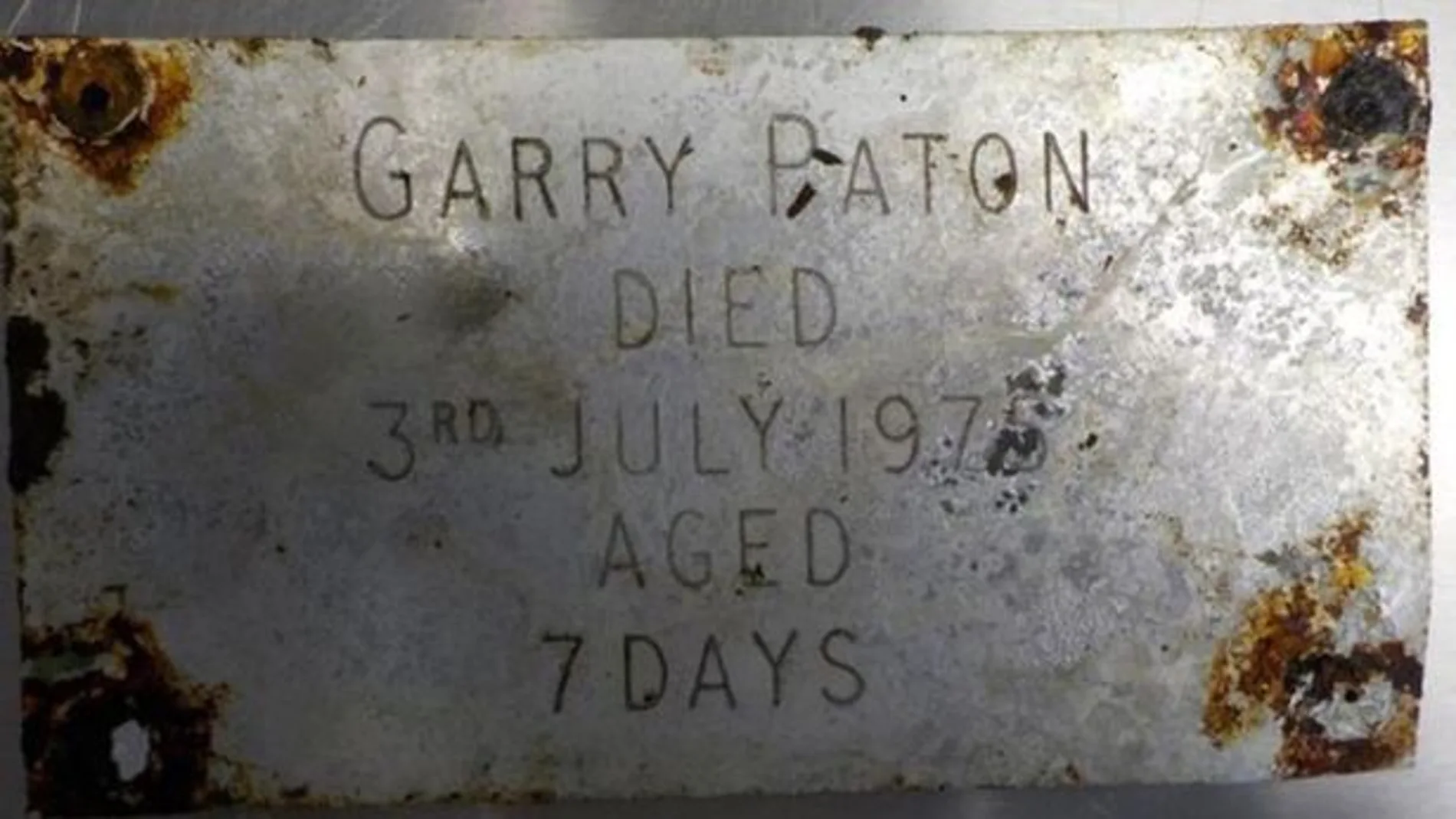 La placa del ataúd con el nombre del hijo de Lydia Reid