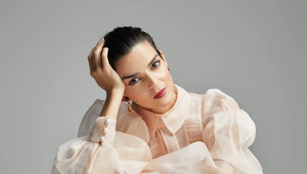 Clara Lago protagonista del número de octubre del suplemento Lifestyle.