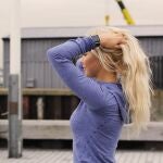 En la imagen una mujer con ropa deportiva.
