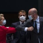 La presidenta de la Comisión Europea, Ursula von der Leyen, saluda al presidente del Consejo Europeo, Charles Michel con el hombre durante una cumbre en Bruselas