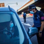 Un Policía Municipal de Madrid realiza un control en Puente de Vallecas
