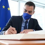 El presidente del Gobierno, Pedro Sánchez, firma el libro de visitas junto al presidente del Parlamento Europeo, David Sassoli.