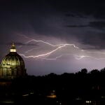 Un rayo atraviesa la cúpula de la basílica de San Pedro en el Vaticano