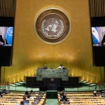 New York (United States), 22/09/2020.- A handout photo made available by UN photo shows Alberto Fernandez (on screens), President of Argentina, speaking during the 75th General Assembly of the United Nations, in New York, New York, USA, 22 September 2020. Due to the COVID-19 pandemic, the 75th General Assembly of the United Nations meetings are held mostly via videoconference. (Estados Unidos, Nueva York) EFE/EPA/Evan Schneider / UN Photo / HANDOUT HANDOUT EDITORIAL USE ONLY/NO SALES