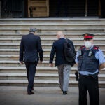 El ex presidente de la Generalitat, Quim Torra, entrando en el Tribunal Superior de Justicia de Cataluña, acompañado por su abogado Gonzalo Boye. David Zorrakino / Europa Press23/09/2020