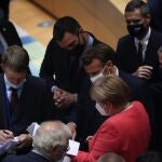 La canciller alemana, Angela Merkel, y el presidente francés, Emmanuel Macron, conversan con Pedro Sánchez durante la maratoniana cumbre europea de julio