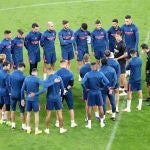 Julen Lopetegui dialoga con sus jugadores en el Puskas Arena