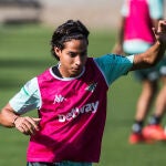 Diego Lainez en un entrenamiento del Betis.