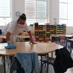 Tareas de desinfección y limpieza en un colegio de Cartaya.