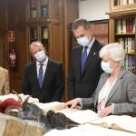 El Rey junto al ministro de Justicia, Juan Carlos Campo, y la presidenta del Tribunal de Cuentas, María José de la Fuente