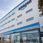 Imagen de archivo de la fachada del centro logístico de Amazon en Dos Hermanas