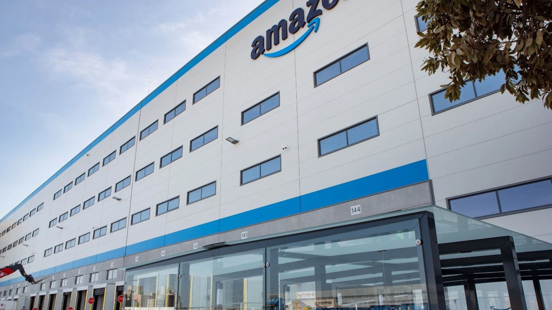 Imagen de archivo de la fachada del centro logístico de Amazon en Dos Hermanas