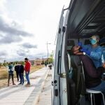 Un temporero se somete a una prueba PCR enfrente de la Estación de Autobuses en Aranda de Duero, este jueves. El Consejo Regulador de la Denominación de Origen Ribera del Duero inicia la campaña de prevención de la Covid a los temporeros, que se someten a las pruebas PCR para garantizar la seguridad en el campo