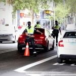 Controles en el distrito madrileño de Puente de Vallecas para hacer efectivas las restricciones de movimientos
