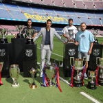 Luis Suárez posa con Messi, Sergi Roberto, Busquets, Piqué y Jordi Alba con los 13 títulos que han ganado juntos