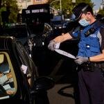 Controles de la policía con motivo de la declaración del estado de alarma que el Gobierno aplica en Madrid