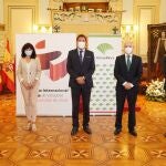 Unicaja Banco volverá a patrocinar la Seminci. En la firma del acuerdo participaron el alcalde Óscar Puente; el director de Relaciones Institucionales y Grupos de Interés de Unicaja Banco, Fernando Ríos; la concejala Ana Redondo; el director territorial de Unicaja Banco, Manuel Rubio; y el director de la Seminci, Javier Angulo