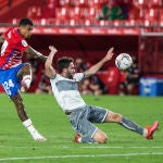 Robert Kenedy tirando a puerta durante el encuentro
