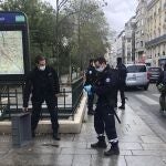 Oficiales de policía junto al cuchillo usado por el atacante