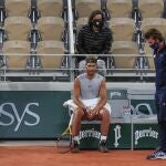 Nadal descansa en un entrenamiento con Carlos Moyá y su fisio Rafa Maymó